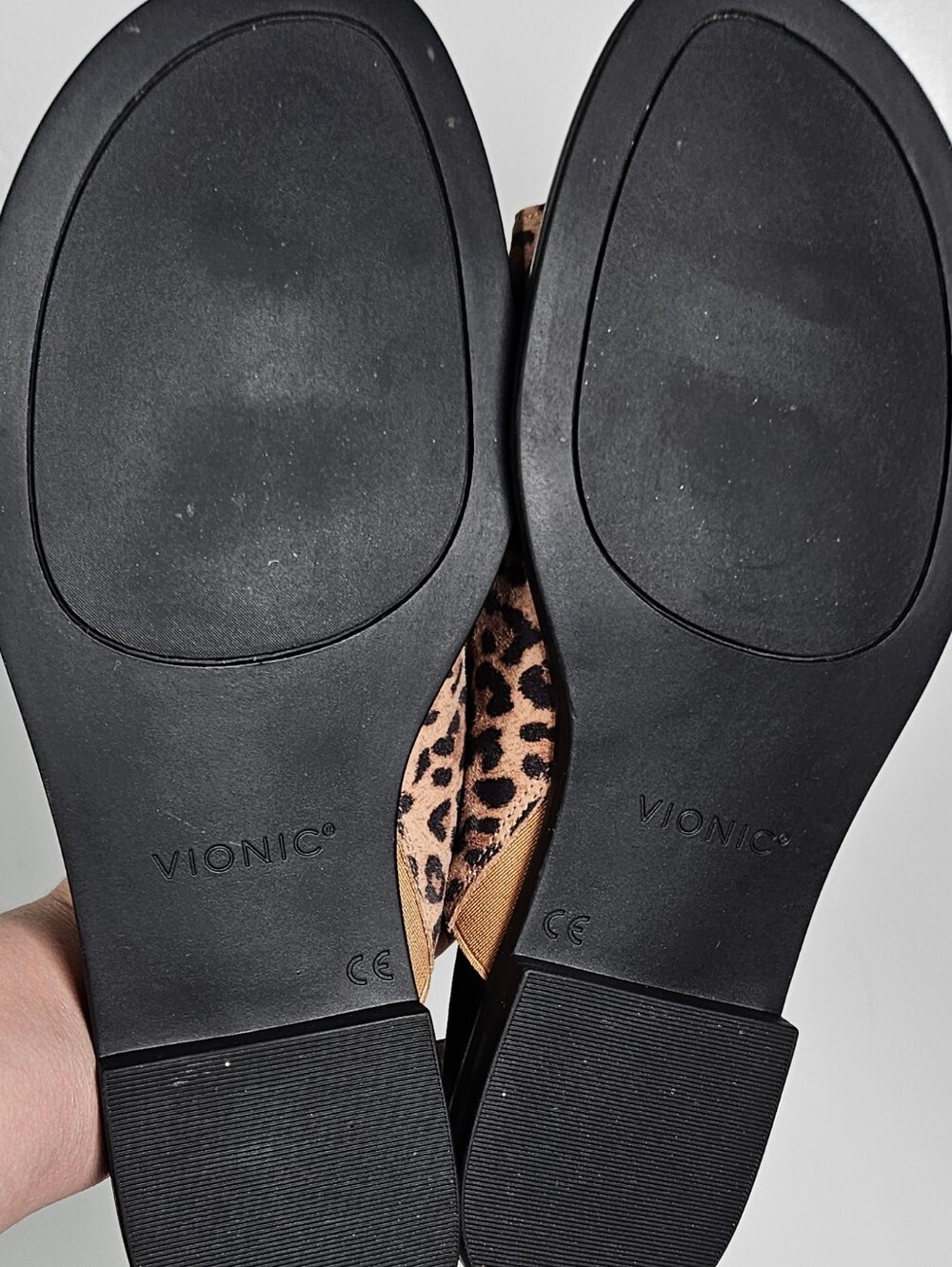 Vionic Ella Leopard Thong Sandal Leather Upper 8.5 Summer Casual Women's Shoes - Picture 6 of 8